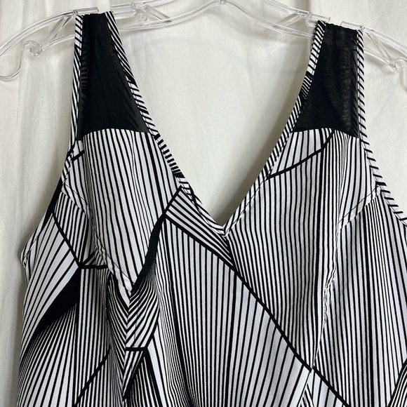 Geometric pattern, pockets, mesh insert, V-neck, dress. Size S. - Picture 7 of 9